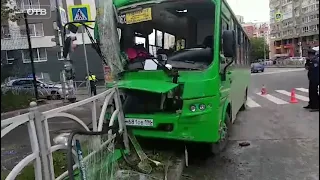 Автобус на полной скорости протаранил столб. Страшное ДТП в Екатеринбурге