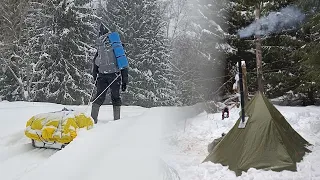 Кемпинг в снежную пургу в густом ельнике. Ночевка в зимней палатке с печью. Приготовление мяса!