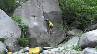 Max sort Madame X assis (8A/V11)