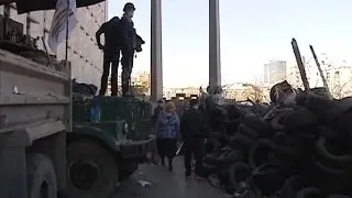 Митингующие, занявшие здание Донецкой ОГА, готовятся к штурму