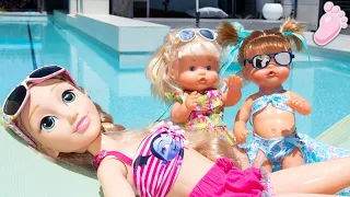 🌈 NOA ET NOE: À la piscine! 🌊 Je leur offre une bébé sirène qui nage avec la grande poupée Raiponce