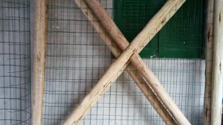 como fazer um portão simples de eucalipto e tela.
