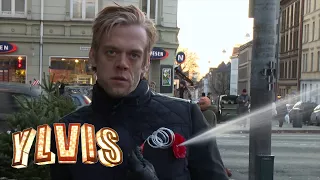 Calle's "brother" sprays people with a fake flower | I kveld med Ylvis | TVNorge