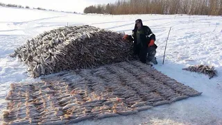 ⚡ЗИМНЯЯ РЫБАЛКА НА СЕТИ ПО ЛЬДУ В ГЛУХОМ ЛЕСУ!