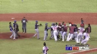 ¡Pelea! se vacían las bancas entre Licey y Toros