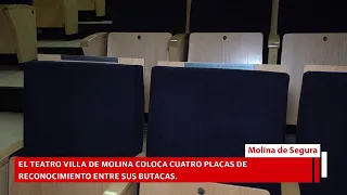 El Teatro Villa de Molina coloca cuatro placas de reconocimiento entre sus butacas