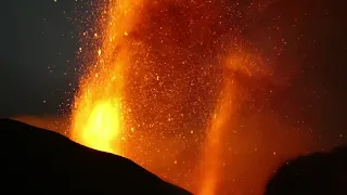 Lava del volcán La Palma llega al mar creando una península