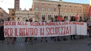 «Priorità alla scuola»: insegnanti, genitori e alunni in piazza