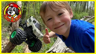 Alien Invasion & Blue Thunder PARK ADVENTURE | Monster Jam Toy Trucks (Father Son Daughter Playtime)