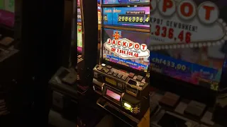 Im Casino den Spielautomaten 🎰 Jackpot geknackt 💵