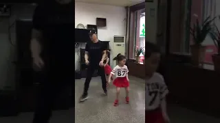 Прекрасное трио  папа танцует с дочками  The lovely trio dad dances with daughters