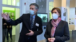 NRW-Schulministerin Yvonne Gebauer besucht Mahn- und Gedenkstätte