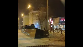 В центре Екатеринбурга перевернулась иномарка | E1.RU