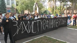 У Сумах біля Нацполіції відбулась акція на підтримку затриманих за напад на автобус у Харкові
