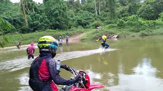 KLX VS CRF berenang di sungai, Siapa juaranya?