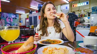 INTENTANDO COMER LA PICANTE COMIDA MEXICANA