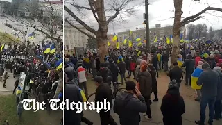 Ukrainians face Russian forces in protest against Kherson occupation