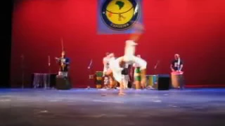 Best Capoeira acrobatics & capoeira solos (Filipe and CM Barrãozinho) 2006