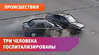 Жесткая авария на перекрестке. 3 человека госпитализированы