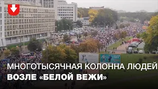 Десятки тысяч протестующих идут по проспекту Машерова возле "Белой Вежи": конца колонны не видно