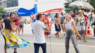 ESSA MULHER 👩 FICOU DOIDA QUANDO ALEMÃO DA PIZADINHA COMEÇOU CANTAR 🎤 PISEIRO NA AVENIDA PAULISTA