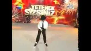 menino imita Micheal jackson