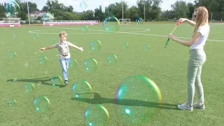 MAX PRETEND PLAY WITH SOAP BUBBLES for kids Шоу мыльных пузырей МАКС надувает, лопает мыльные пузыри