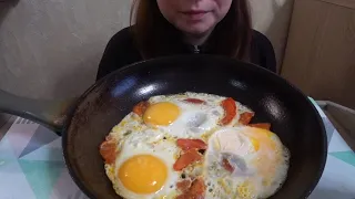 АСМР яичница с помидорами/вкуснейший завтрак яичница/мукбанг ем яичницу прямо из сковородки
