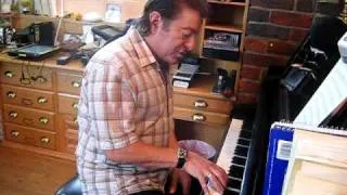 Jeff Wayne (WAR OF THE WORLDS) explains pedal note to Big George