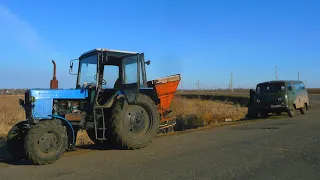 Подкормка озимки. Буксует МТЗ-82 в снегу. Замёрз бензовоз ГАЗ-52, а УАЗик и Я заправщик.