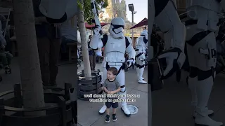 These creatures are not easy to tame 😂🫶🏼 #disney #starwars #stormtrooper #shorts #disneyland