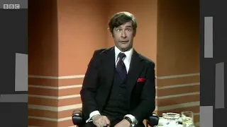 Irish Comedian Dave Allen's Gag Joke about the Drunk and a Duck