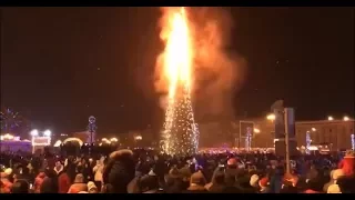 ШОК В ЮЖНО-САХАЛИНСКЕ СГОРЕЛА ЕЛКА ДО ТЛА🌲🌲🌲С НОВЫМ 2018 ГОДОМ🌲🌲🌲