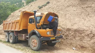 Cleaning the truck engine and changing the air conditioner oil inside the engine Benz, Volvo, Scania