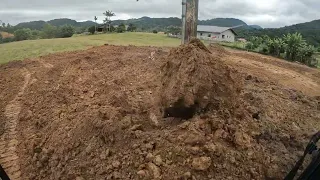 Escavadeira consertando lagoa (deixando um brinco 🤪 MUMUU)