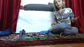 Samuel bygger lego väldigt snabbt