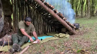 Build Survival Shelter & Catch Fish By Hand, Solo Overnight In Bushcraft House, Fireplace With Clay