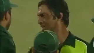 Sachin Tendulkar and Virender Sehwag smashing Shoaib akhtar