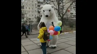 Белый Поздравительный Мишка Киев поздравляет школьницу после уроков