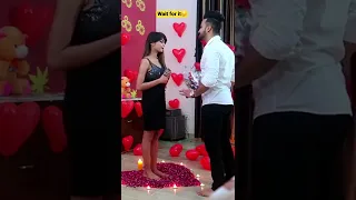 Valentine Proposing Prank😍 End Jarur Dekhna🤭 #valentine #vinaythakurshorts #youtubeshorts #shorts