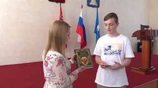 Пять школьников Реутова получили паспорта в Администрации округа 30.05.2024