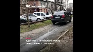 ДТП в центре Бердянска: два автомобиля вылетели на тротуар