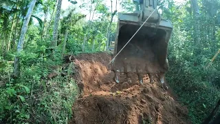 Escavadeira tirando pedras enormes da estrada 😅😅😅✌️🚀🚀🚀🇧🇷