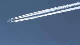 [HD] Contrail Spotting Emirates A380 from the ground !