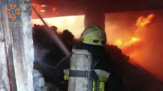 У Дніпрі вогнеборці ліквідували пожежу в будівлі, що не експлуатується