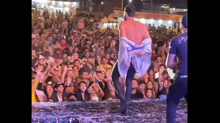 Em show Gusttavo Lima tira a camisa e joga prós Fãs