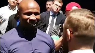 Conor Mcgregor Trifft Chris Eubank Senior, Backstage Bei Mayweather Vs Mcgregor Pressekonferenz