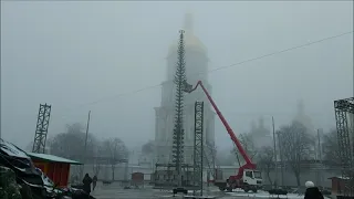 Головну ялинку країни монтують в тумані на Софійській площі