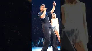 Ricky Martin y Taylor Swift cantando juntos “Livin’ la vida loca”