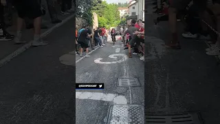 A woman accidentally rides onto the Giro d’Italia course 🇮🇹 and gets the crowd going! 🤣